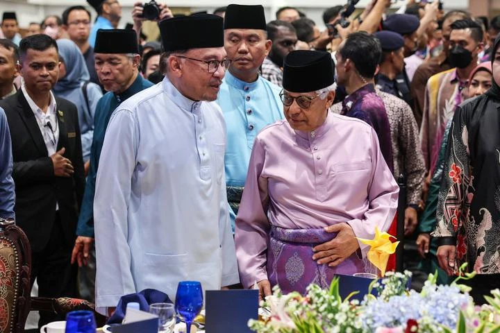 安華抵達老巢峇東埔　民眾高喊「烈火莫熄」