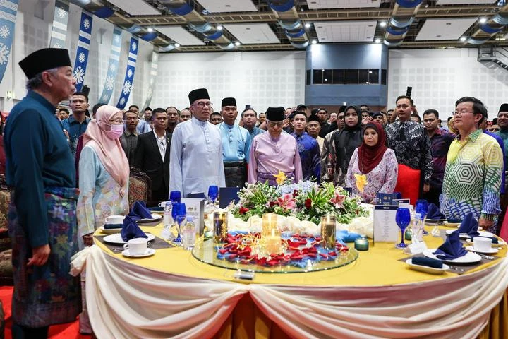 安華抵達老巢峇東埔　民眾高喊「烈火莫熄」