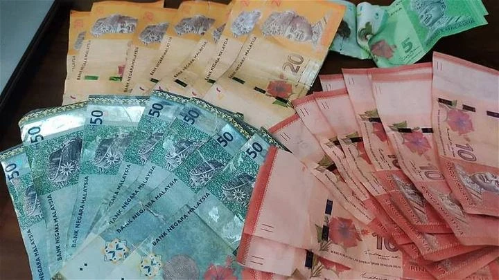 流浪漢撕破一堆鈔票丟馬路　女子撿起粘好拿去幫有需要者