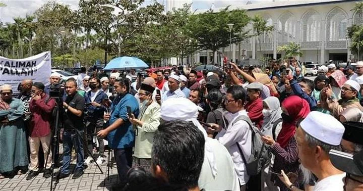 不滿撤回「阿拉」字眼案上訴　近百人莎阿南清真寺外抗議