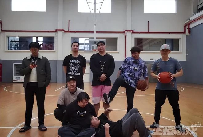 成年人的崩潰就在一瞬間！電競解說抑鬱自殺，官方發文悼念