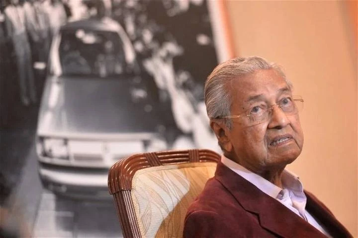 敦馬因「馬來人宣言」向警方錄供 