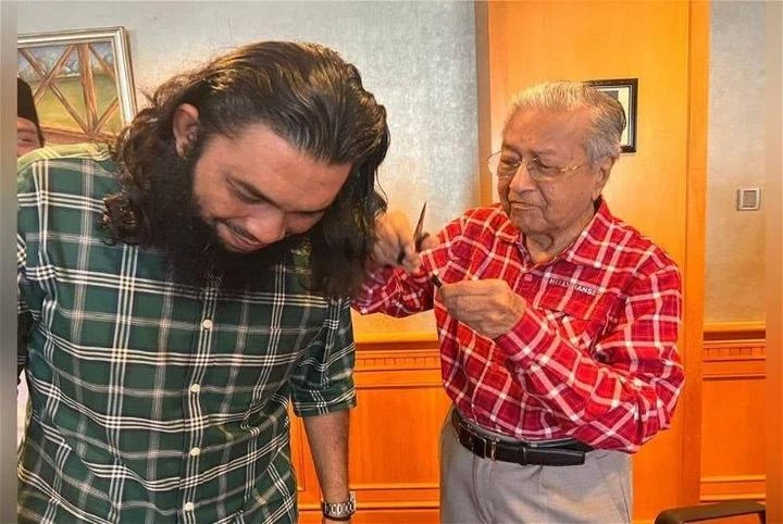 Papagomo為馬哈迪剔須落髮　宣布與前首相併肩作戰