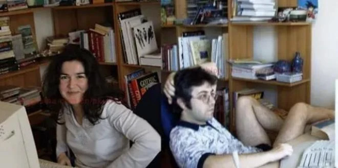 和父親一起做遊戲的阿魯