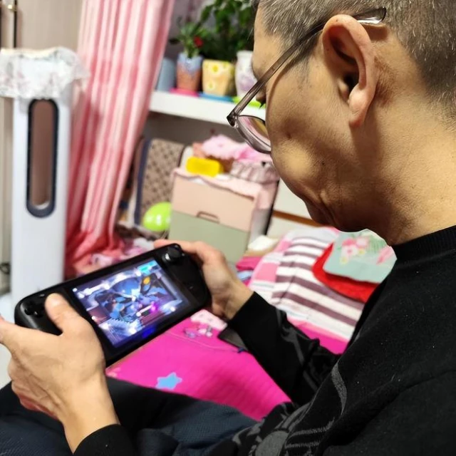 和父親一起做遊戲的阿魯