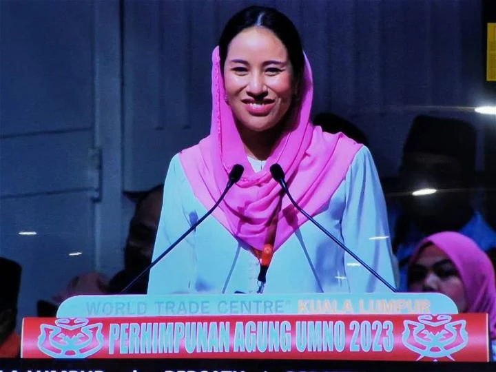 稱父親因不與欲摧毀巫統者合作而坐牢 諾雅娜高呼:我的老闆萬歲,釋放納吉!