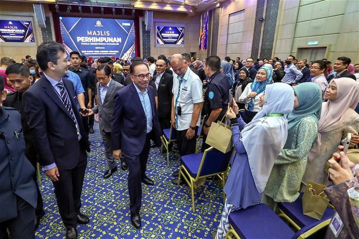 不滿修葺學校診所進度緩慢　首相指示加快發放撥款維修