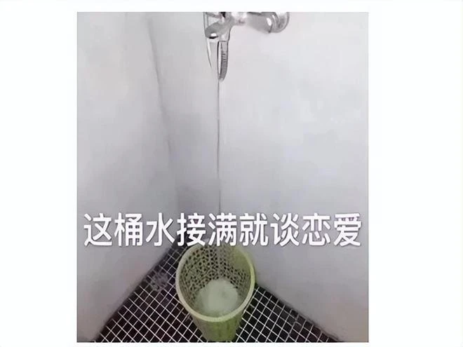 《白夜極光》國服上線，直衝免費榜第一，網友卻吐槽像小程序