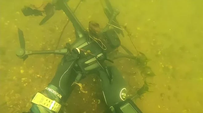 海底也能呼吸？海底撿垃圾竟然撿到了美女！