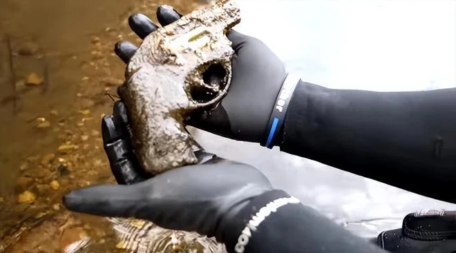 海底也能呼吸？海底撿垃圾竟然撿到了美女！