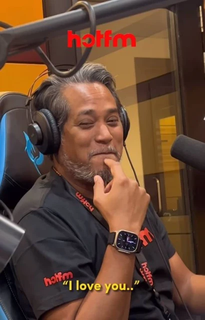 兒子驚喜獻上父親節祝福 凱里廣播室內流下男兒淚