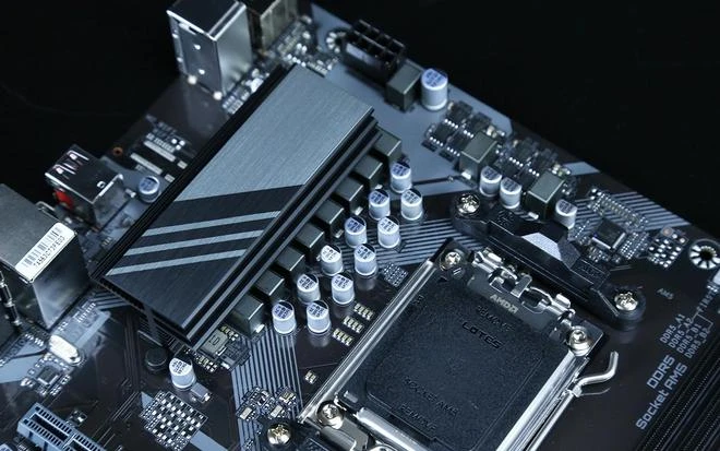 銳龍7800X3D搭A620實測：錢減半 遊戲仍超13900K