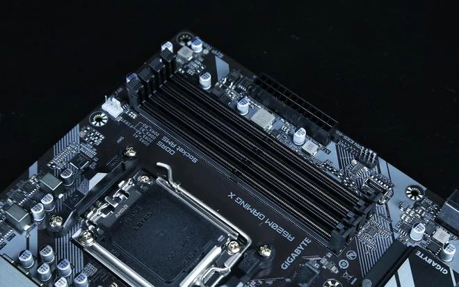 銳龍7800X3D搭A620實測：錢減半 遊戲仍超13900K