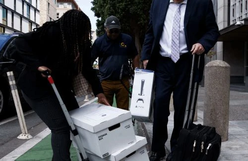 FTC法庭外混亂現場：機密文件毫無保護的被拖到法庭