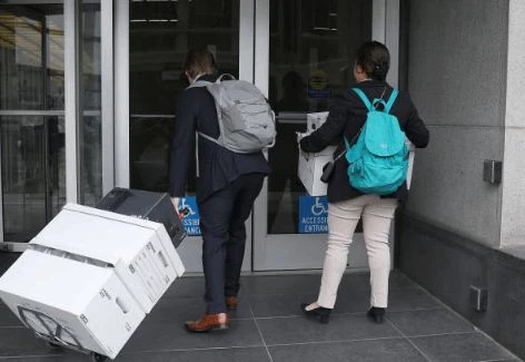 FTC法庭外混亂現場：機密文件毫無保護的被拖到法庭