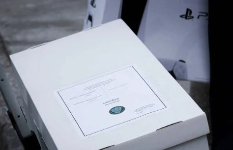 FTC法庭外混亂現場：機密文件毫無保護的被拖到法庭