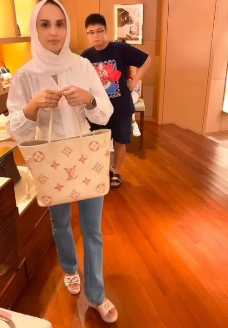 穿頭巾仍露出頭髮沒遮及胸口　巫裔女星遭批評：頭巾戴了等於沒戴