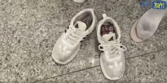 真·慎舔！海關在鞋底查獲百張NS卡帶：均為王國之淚