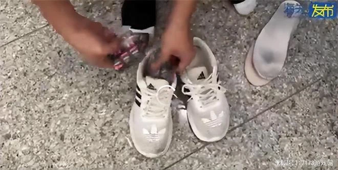 辣眼睛！男子鞋底塞112張《塞爾達傳說：王國之淚》卡帶入境被查