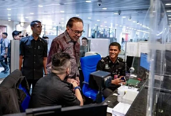 安華今午突擊檢查KLIA　承諾調查移民局官員涉貪指控