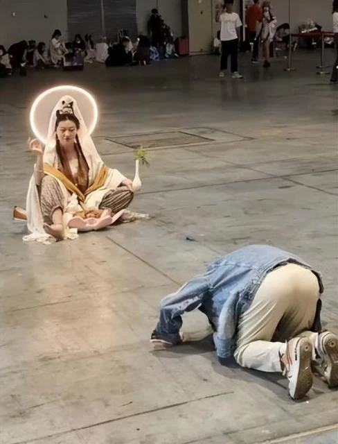 最賽博的佛教酒吧，扣1佛祖陪你喝酒