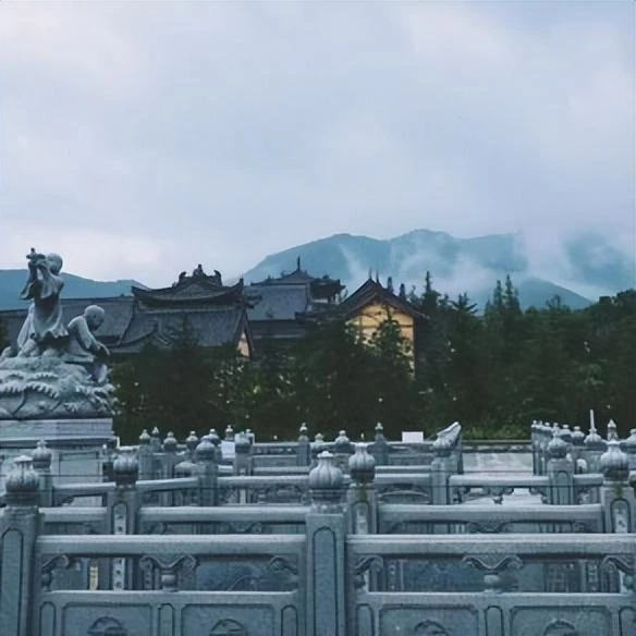 最賽博的佛教酒吧，扣1佛祖陪你喝酒