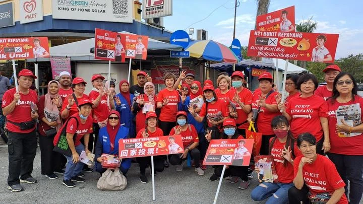 歷史性的突破！希盟國陣女兵團　助火箭唯一女候選人沿戶拜票