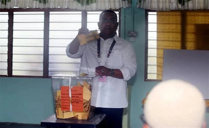 沙努西涉違規亮票　霹火箭議員報案