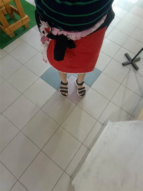 裙子長度不符標準禁進警局　華婦以坐墊「加工」裙子順利進入