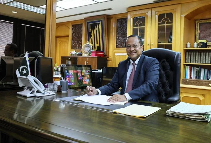 登大臣阿末三蘇里正式打卡上班