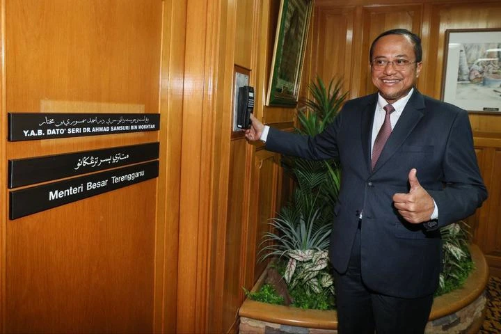 登大臣阿末三蘇里正式打卡上班