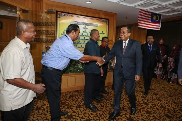 登大臣阿末三蘇里正式打卡上班