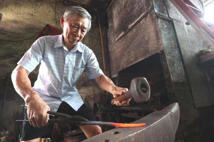 華裔鐵匠鍛造馬來短劍一甲子　盼後繼有人傳承技藝