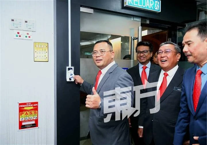 雪大臣阿米魯丁今打卡上班！