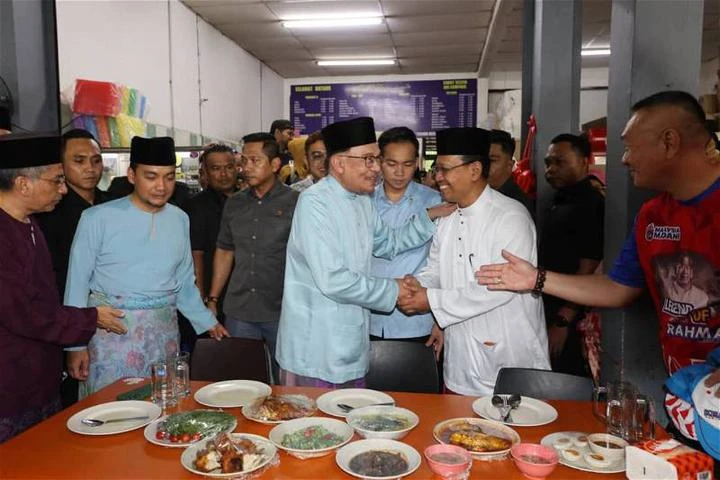 首相安華旋風南下埔萊助選　與選民交流共進午餐