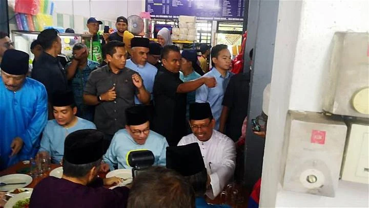 首相安華旋風南下埔萊助選　與選民交流共進午餐