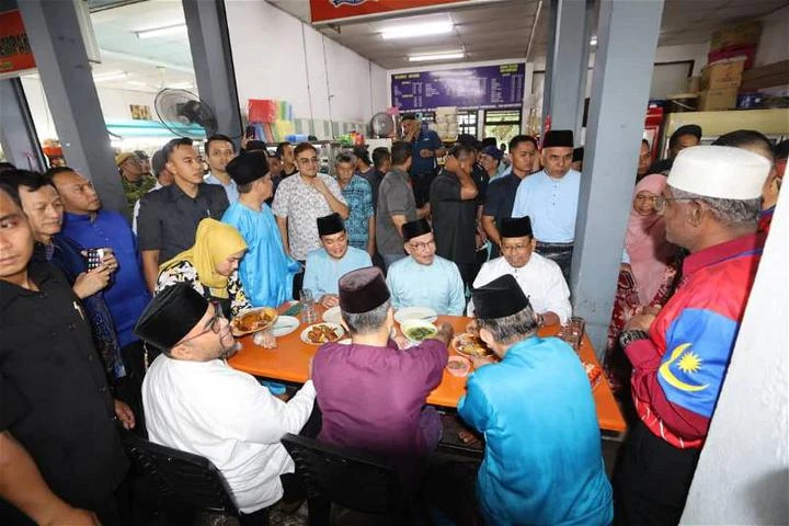 首相安華旋風南下埔萊助選　與選民交流共進午餐