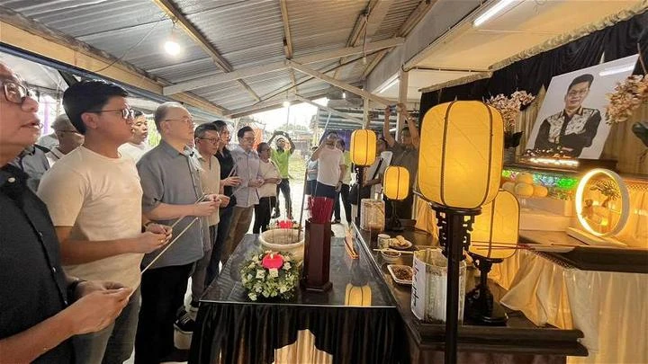 表彰對馬華的奉獻　魏家祥：黃祚信靈柩覆蓋黨旗