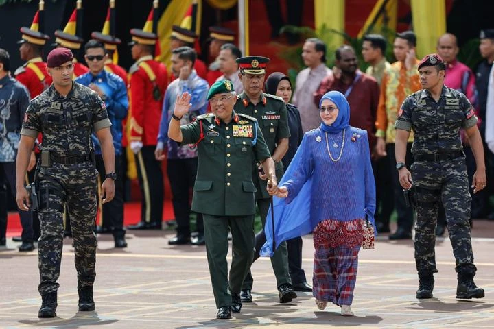 大馬元首伉儷展現親民作風　耗半小時繞布城廣場與民親切互動