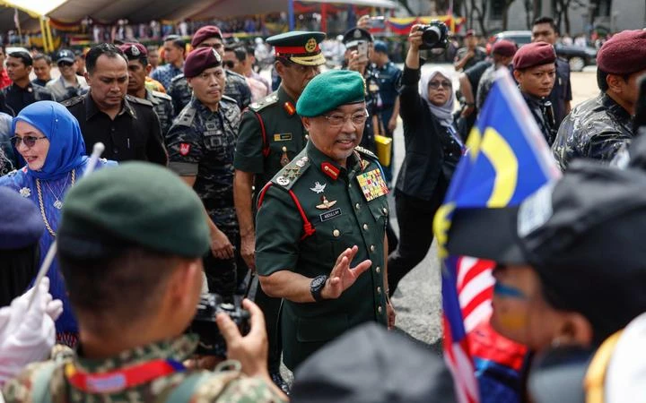 大馬元首伉儷展現親民作風　耗半小時繞布城廣場與民親切互動