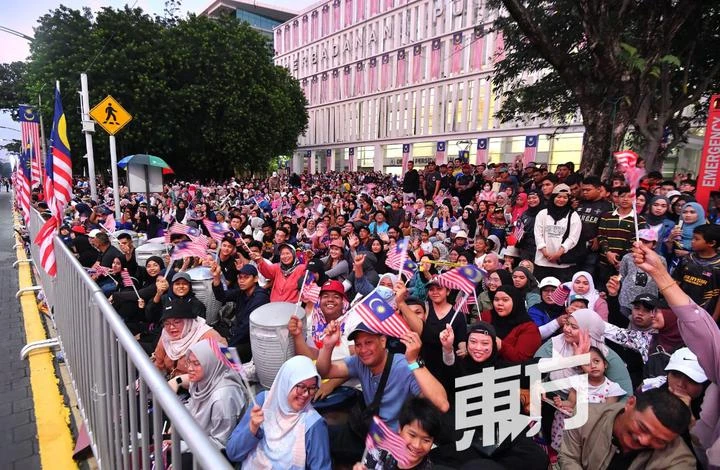 大馬國慶慶典今早布城廣場盛大舉行　萬人齊聚彰顯濃濃愛國情