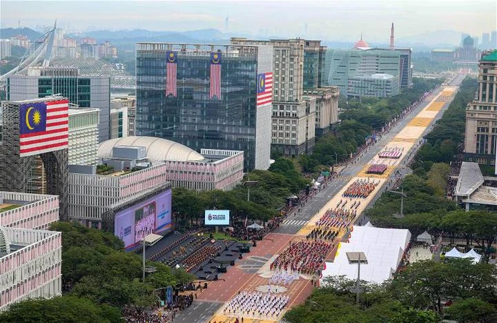 大馬逾1.7萬人參與國慶日大遊行　女兵摩哆特技演出贏喝彩