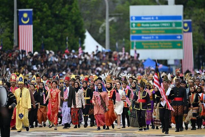 大馬逾1.7萬人參與國慶日大遊行　女兵摩哆特技演出贏喝彩