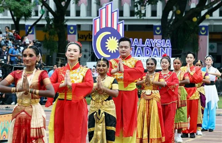 大馬逾1.7萬人參與國慶日大遊行　女兵摩哆特技演出贏喝彩