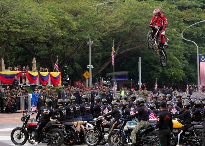 大馬逾1.7萬人參與國慶日大遊行　女兵摩哆特技演出贏喝彩