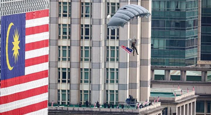 大馬逾1.7萬人參與國慶日大遊行　女兵摩哆特技演出贏喝彩