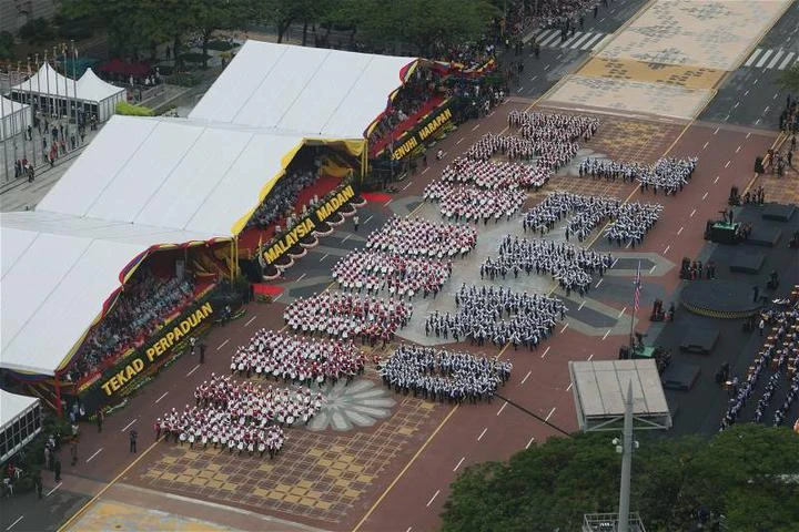 大馬逾1.7萬人參與國慶日大遊行　女兵摩哆特技演出贏喝彩