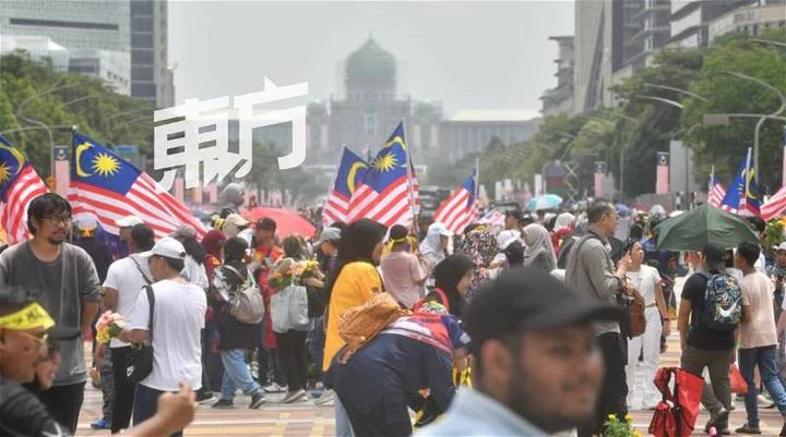 大馬逾1.7萬人參與國慶日大遊行　女兵摩哆特技演出贏喝彩