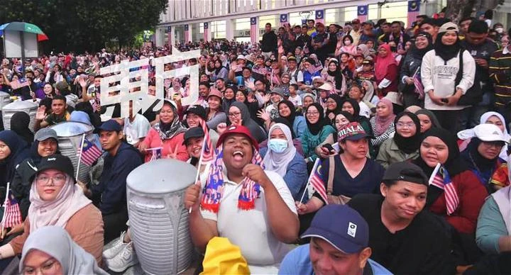 大馬逾1.7萬人參與國慶日大遊行　女兵摩哆特技演出贏喝彩