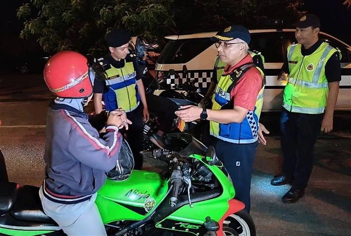 充公送餐員摩哆遭網民非議　陸路交通局：執法只為教育和保護生命